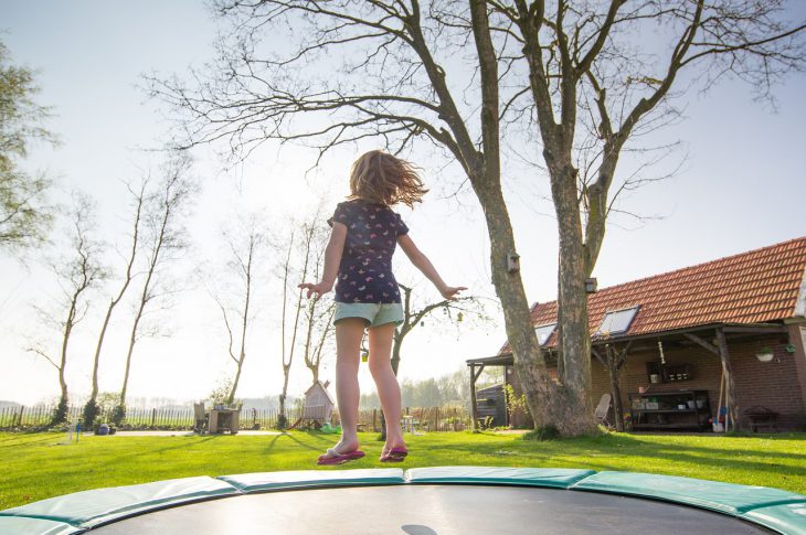 Pige hopper på ny trampolin