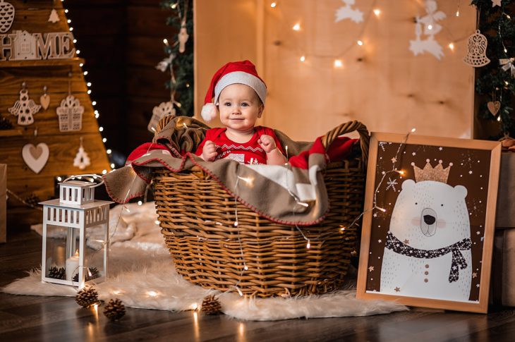 Baby har nissehue på i julepynt