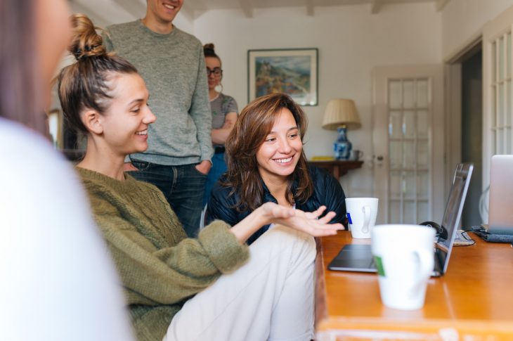 familie kigger allesammen på computer