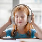 Barn lytter til podcast